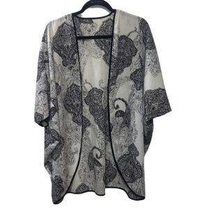 Black and White Paisley Short Kimono